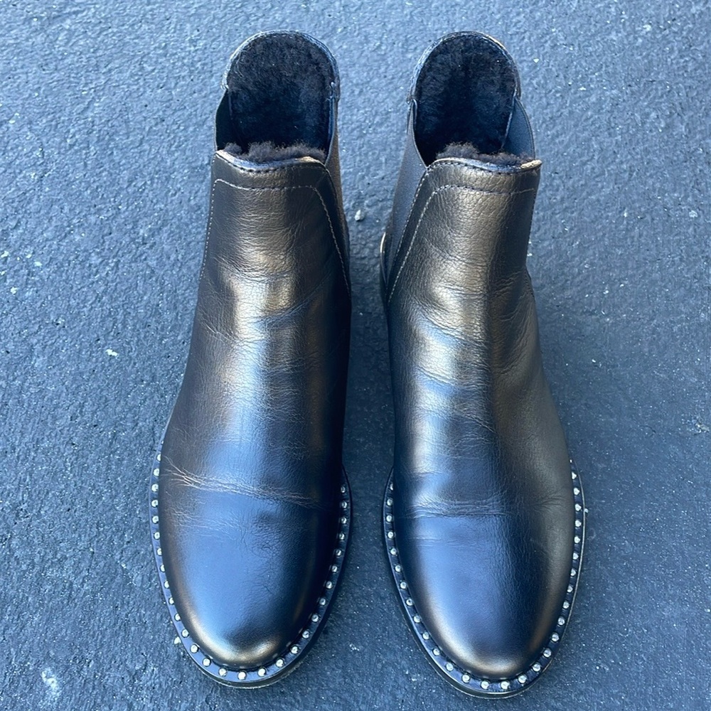 Black Chelsea Boots with Elastic Panels and Rounded Toe